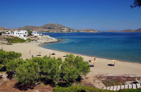 Minister: Greek government to step up inspections of beach bars for violations