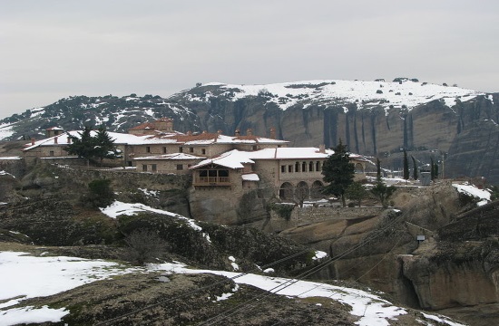 Amazing images of snow-covered Meteora in mainland Greece (video)