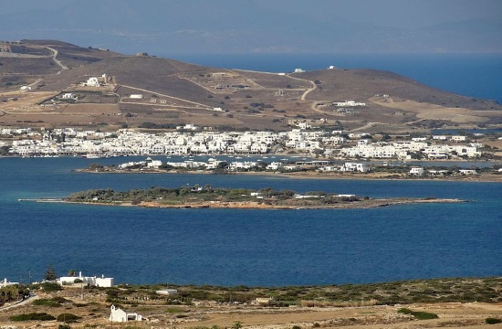 Salma Hayek arrives in Greek island of Paros incognito