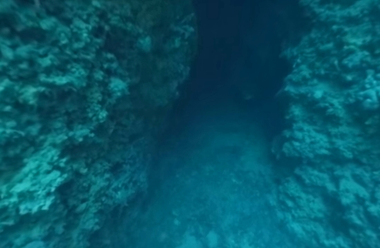 Tornos News | Breathtaking diving into the Vouliagmeni 
