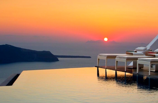 Telegraph: The 15 most incredible infinity pools around the world - two on Santorini island