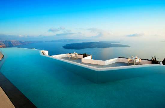 Grace Santorini: Η αγαπημένη πισίνα του διεθνούς τύπου