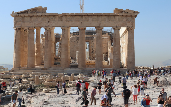 Ελληνικός τουρισμός 2024 | + 22% τα έσοδα και +20% οι αφίξεις στο α' τετράμηνο