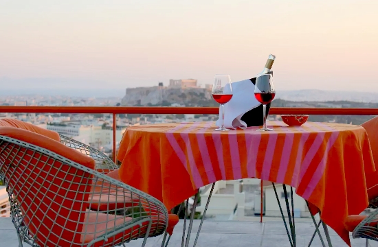 5.000 σπίτια νοικιάζονται αυτό το μήνα στην Αθήνα μέσω Airbnb - δείτε πόσα αποδίδει ένα δωμάτιο