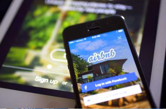 Διεθνής τουρισμός: Ρεκόρ κρατήσεων το θερινό τρίμηνο στα σπίτια της Airbnb