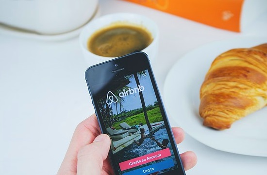 Airbnb: 20 εκατ. δολάρια για αποζημιώσεις επισκεπτών που ακυρώθηκε η κράτησή τους λόγω COVID