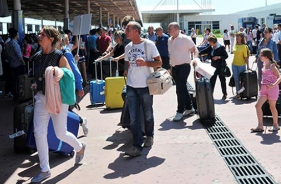 Οι Τούρκοι υποδέχτηκαν με τιμές την πρώτη πτήση τσάρτερ από τη Ρωσία