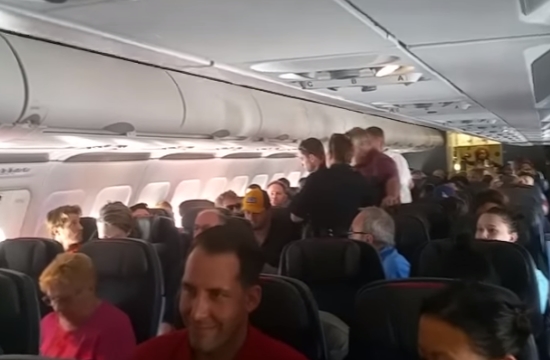 Πανικός σε πτήση της American Airlines- Επιβάτης προσπάθησε να ανοίξει την πόρτα