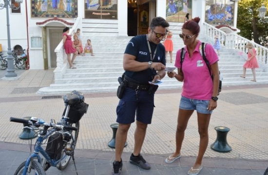 Πιερία: Η Αστυνομία μοιράζει ενημερωτικά έντυπα στους ξένους τουρίστες