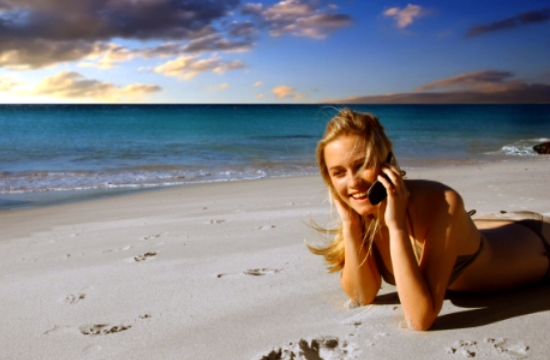 Διακοπές στην παραλία με κριτήριο το χαμηλό κόστος και παρέα την τεχνολογία θέλουν οι Έλληνες το 2022