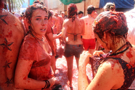 La Tomatina | Ρεκόρ τουριστών στη διάσημη ισπανική ντοματομαχία στη Βαλένθια