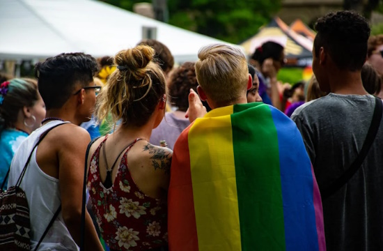 Booking.com: Το 60% των ταξιδιωτών LGBTQ+ έχουν βιώσει διακρίσεις στα ταξίδια – Πώς επιλέγουν διακοπές