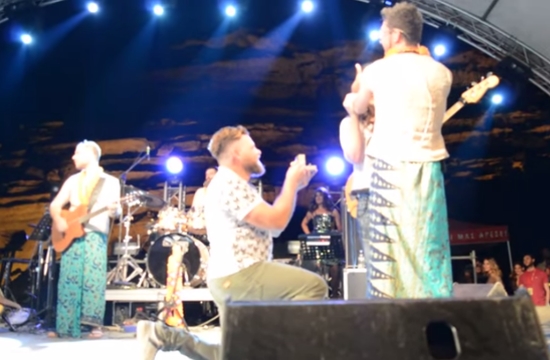 Πρόταση γάμου επί σκηνής στο Matala Beach Festival 2017