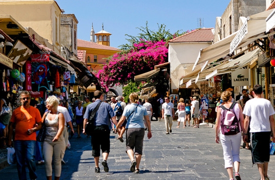 Ελληνικός τουρισμός: Οι εθνικότητες που απογείωσαν εισπράξεις και αφίξεις τον Ιούνιο