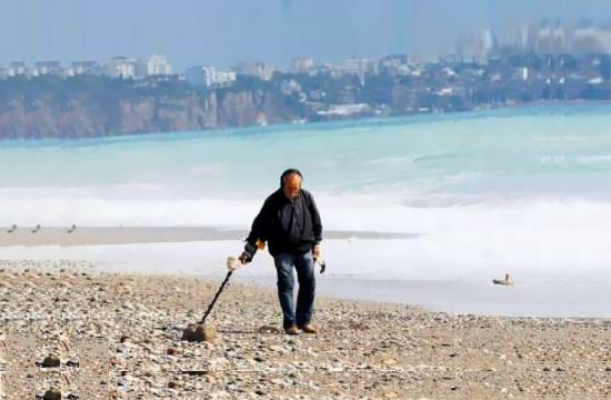 "Κυνηγοί" χρυσού στις παραλίες της Τουρκίας