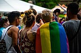 Booking.com: Το 60% των ταξιδιωτών LGBTQ+ έχουν βιώσει διακρίσεις στα ταξίδια – Πώς επιλέγουν διακοπές