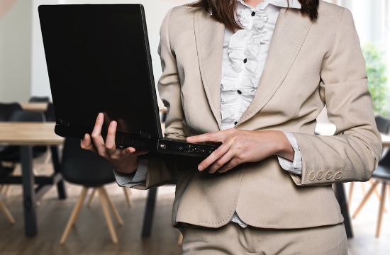 businesswoman_pixabay_946890287