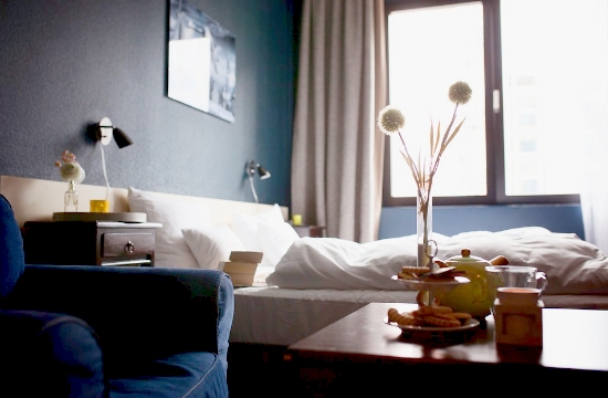 hotel_room_pixabay_384868889