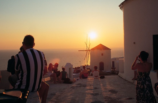 santorini_tourists_145189517