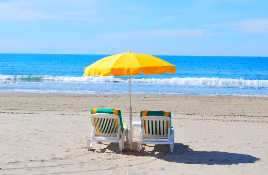 tourists_beach_pixabay_666037792-ok