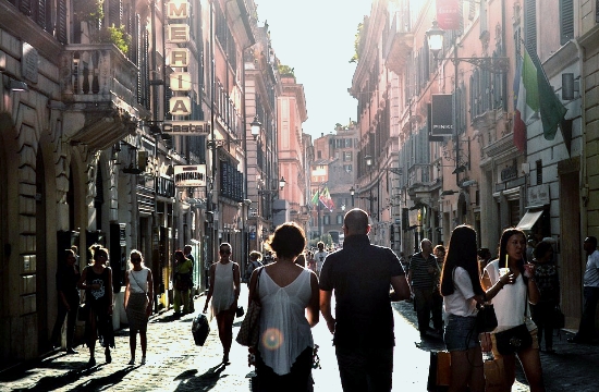 tourists_city_by_pixabay_578914982