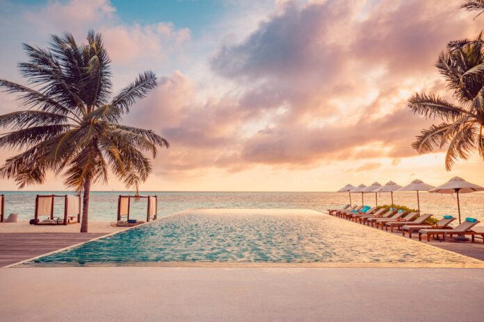 Outdoor,Luxury,Sunset,Over,Infinity,Pool,Swimming,Summer,Beachfront,Hotel