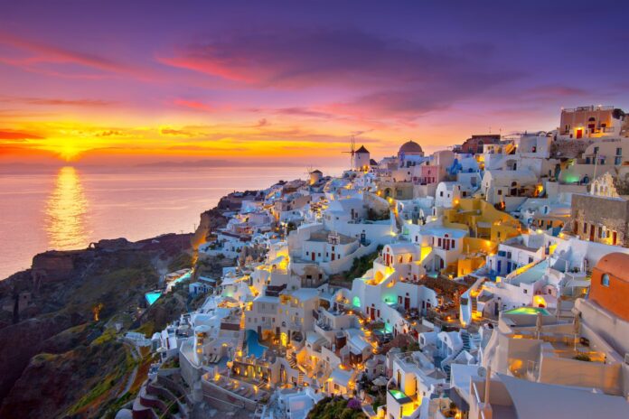 Oia,Town,On,Santorini,Island,,Greece.,Traditional,And,Famous,Houses