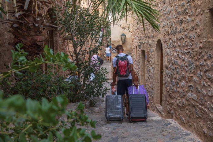 A,Tourist,With,Suitcases,Arrived,For,A,Summer,Vacation,On